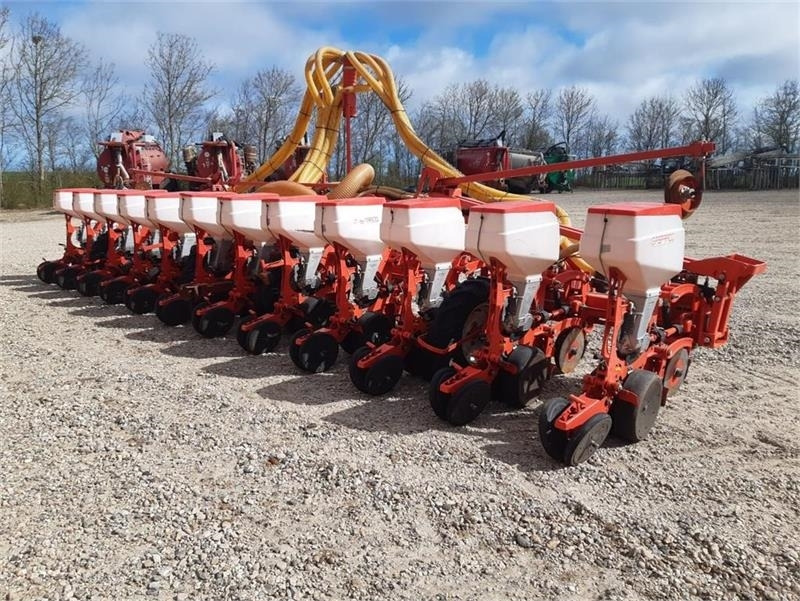 Maschio Gaspardo Manta XL 12 rk med PA1 fronttank - Szemenkénti vetőgép: 1 kép. Maschio Gaspardo Manta XL 12 rk med PA1 fronttank - Szemenkénti vetőgép: 1 kép.