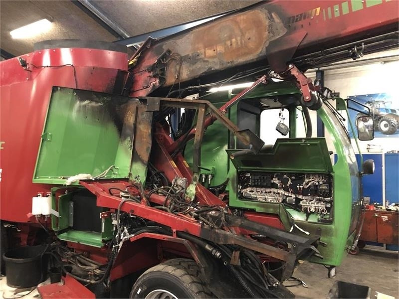 Strautmann Verti-Mix SF1702 Selvkørende blander - Etetőkocsi: 4 kép. Strautmann Verti-Mix SF1702 Selvkørende blander - Etetőkocsi: 4 kép.