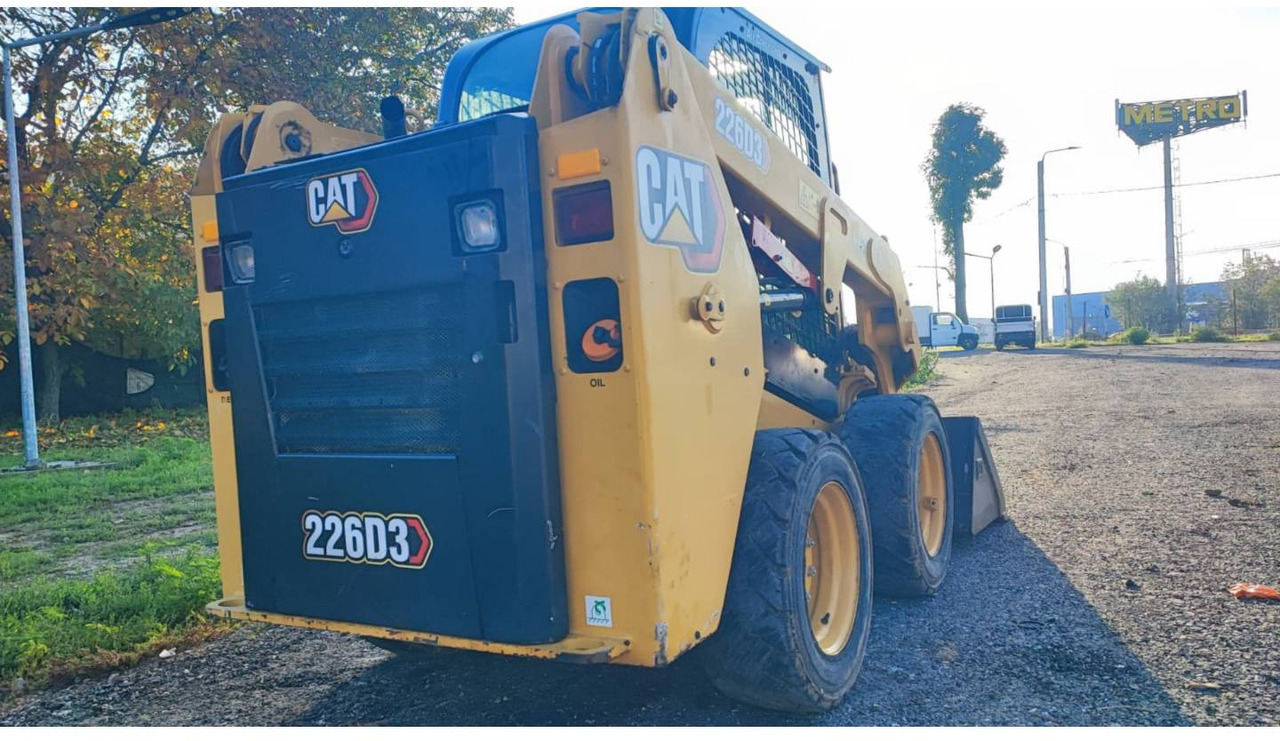 CAT 226D3 - Mini homlokrakodó: 3 kép. CAT 226D3 - Mini homlokrakodó: 3 kép.
