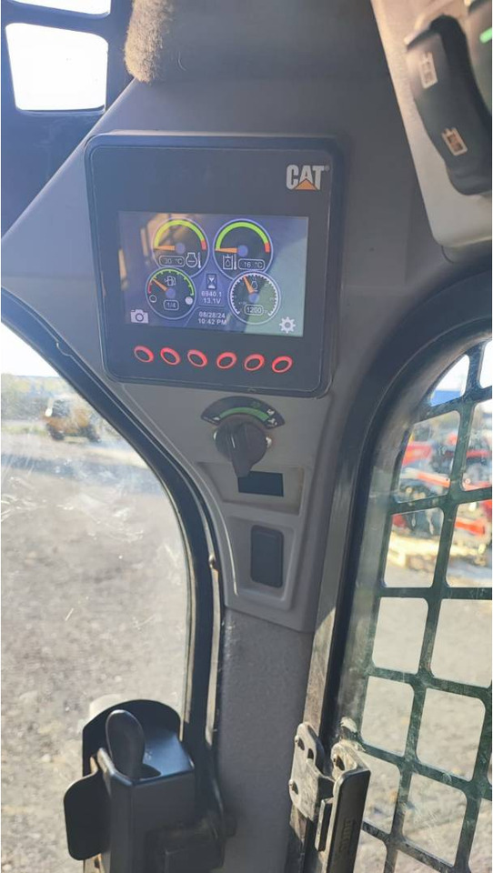 CAT 226D3 - Mini homlokrakodó: 5 kép. CAT 226D3 - Mini homlokrakodó: 5 kép.