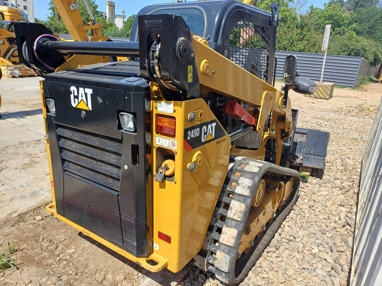 CAT 249D - Kompakt lánctalpas rakodó: 3 kép. CAT 249D - Kompakt lánctalpas rakodó: 3 kép.