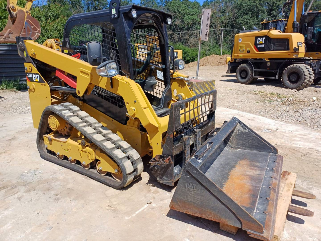 CAT 249D - Kompakt lánctalpas rakodó: 2 kép. CAT 249D - Kompakt lánctalpas rakodó: 2 kép.