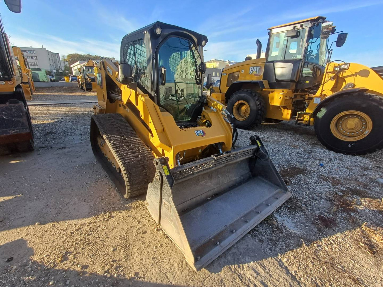 CAT 279D3 - Kompakt lánctalpas rakodó: 2 kép. CAT 279D3 - Kompakt lánctalpas rakodó: 2 kép.