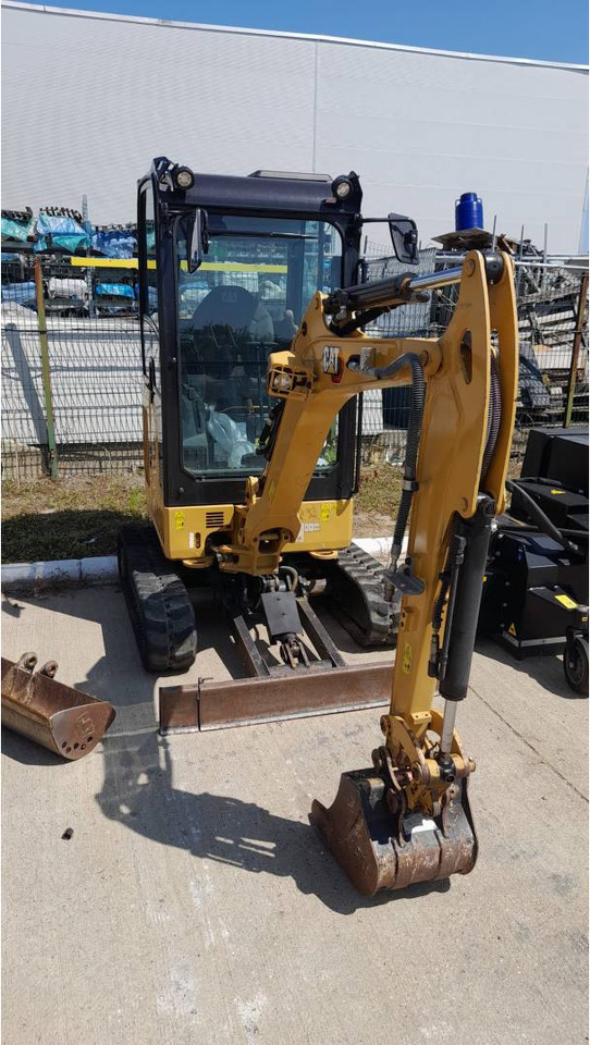 CAT 301.8-05 - Lánctalpas kotró: 2 kép. CAT 301.8-05 - Lánctalpas kotró: 2 kép.