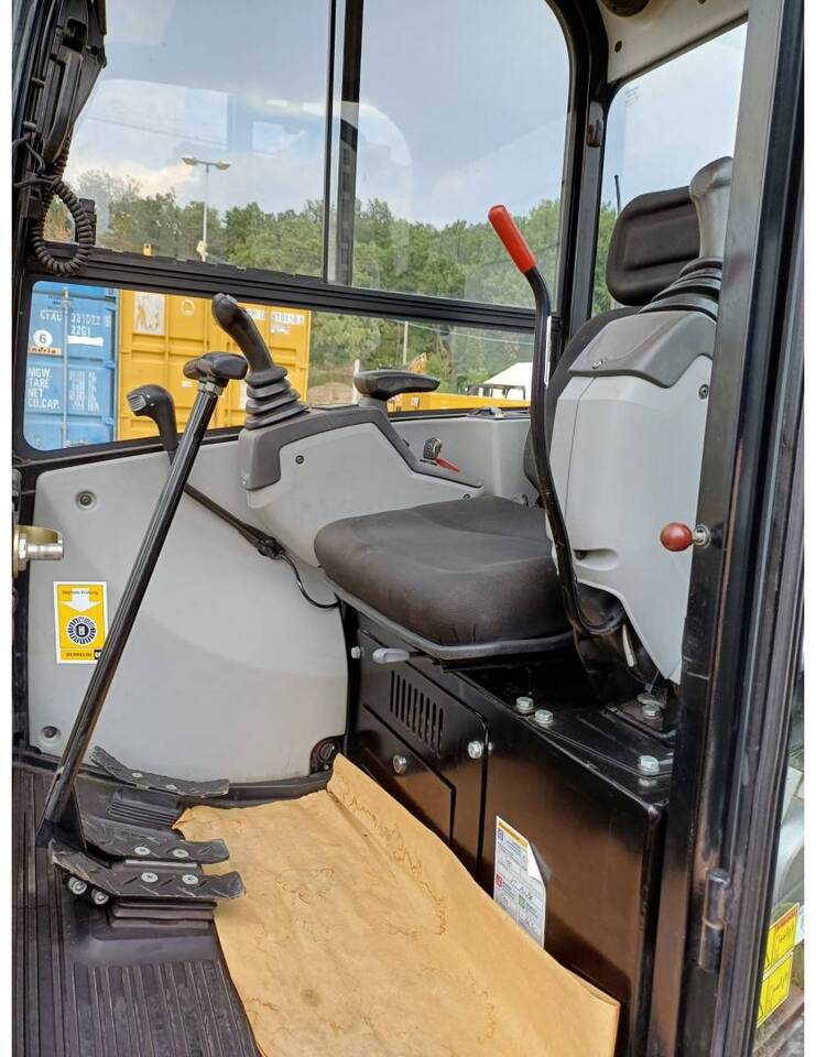 Lánctalpas kotró CAT 302.7DCR: 13 kép.