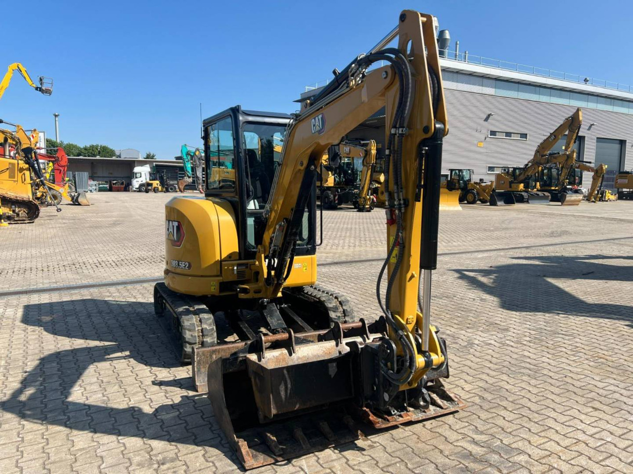 CAT 303.5E2CR - Lánctalpas kotró: 2 kép. CAT 303.5E2CR - Lánctalpas kotró: 2 kép.