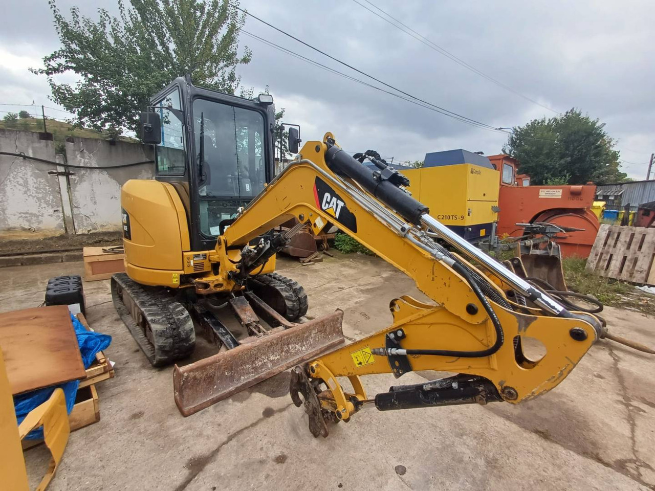 CAT 303ECR - Lánctalpas kotró: 2 kép. CAT 303ECR - Lánctalpas kotró: 2 kép.