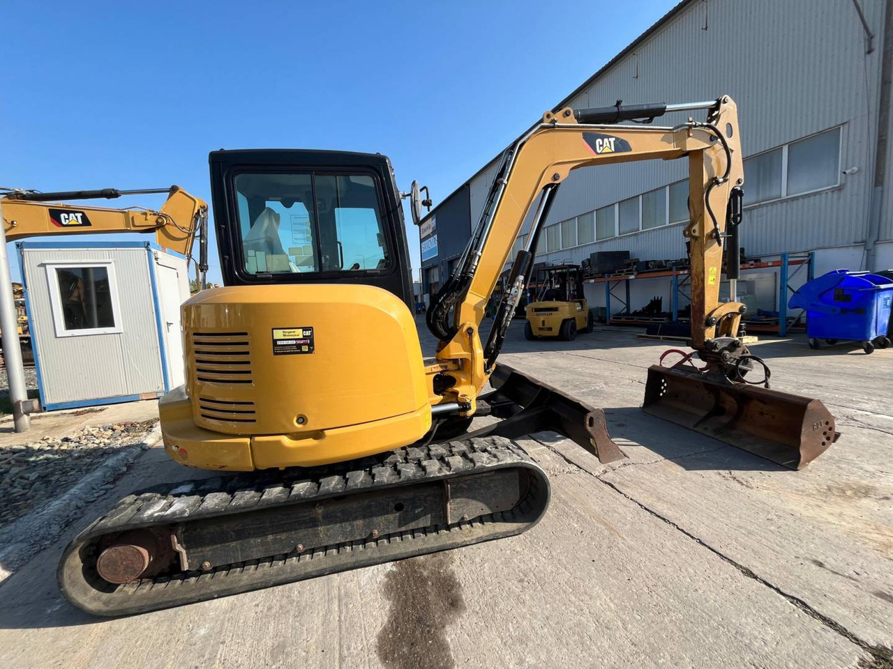 CAT 305.5E2CR - Lánctalpas kotró: 2 kép. CAT 305.5E2CR - Lánctalpas kotró: 2 kép.
