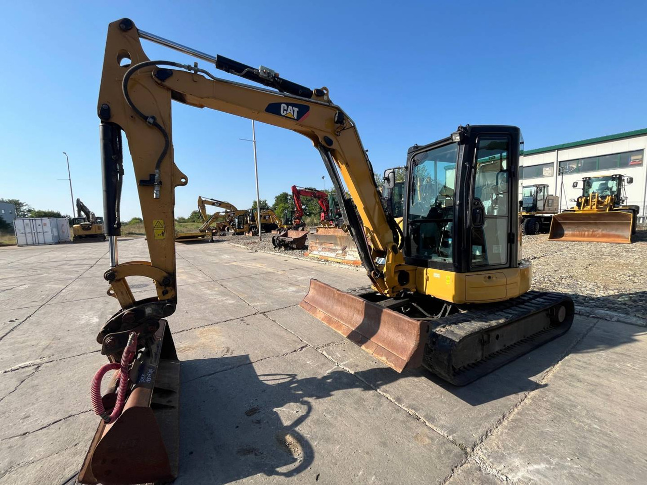 CAT 305.5E2CR - Lánctalpas kotró: 1 kép. CAT 305.5E2CR - Lánctalpas kotró: 1 kép.