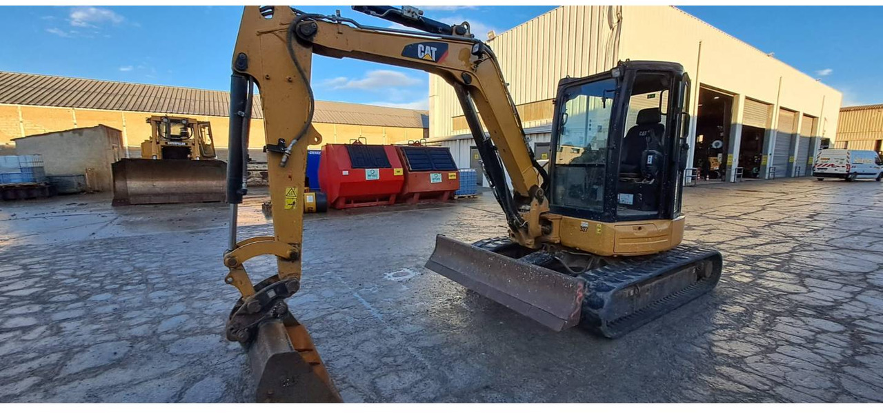 CAT 305E2CR - Lánctalpas kotró: 1 kép. CAT 305E2CR - Lánctalpas kotró: 1 kép.
