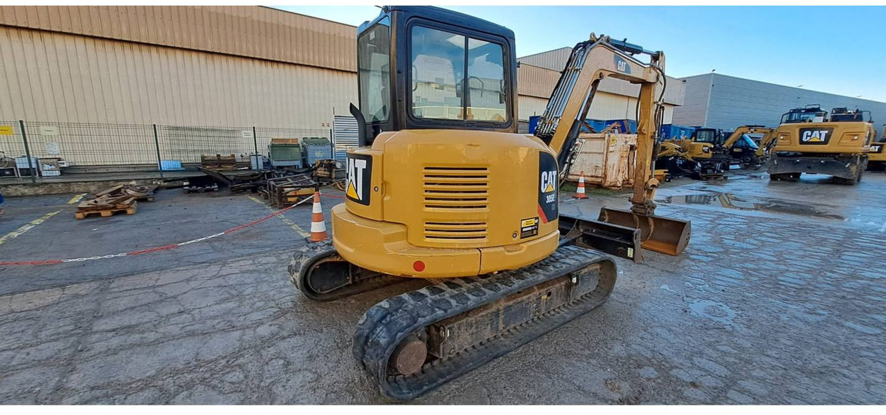 CAT 305E2CR - Lánctalpas kotró: 3 kép. CAT 305E2CR - Lánctalpas kotró: 3 kép.