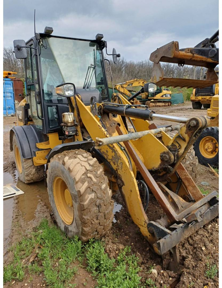 CAT 908M - Gumikerekes homlokrakodó: 2 kép. CAT 908M - Gumikerekes homlokrakodó: 2 kép.