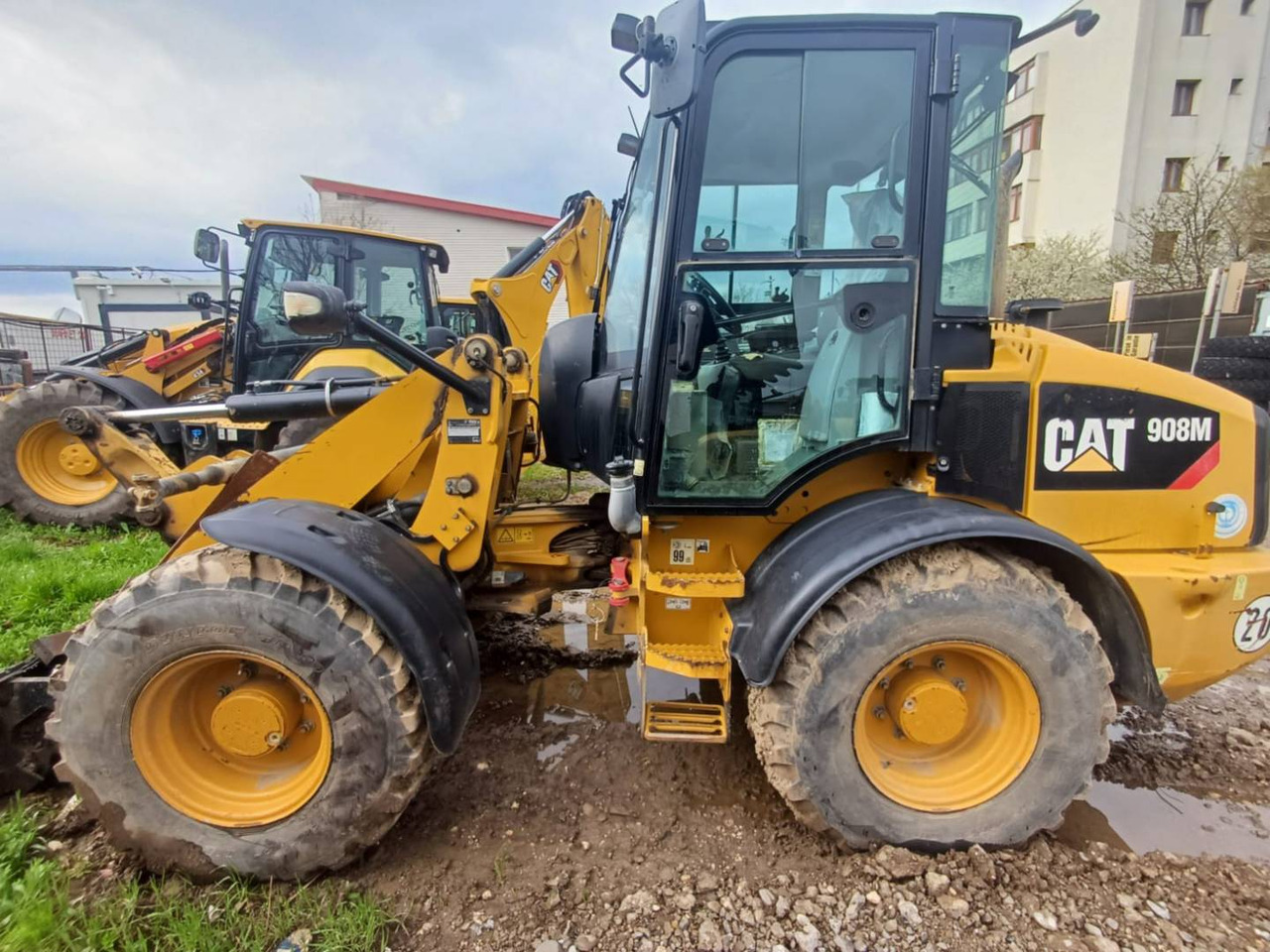 CAT 908M - Gumikerekes homlokrakodó: 5 kép. CAT 908M - Gumikerekes homlokrakodó: 5 kép.