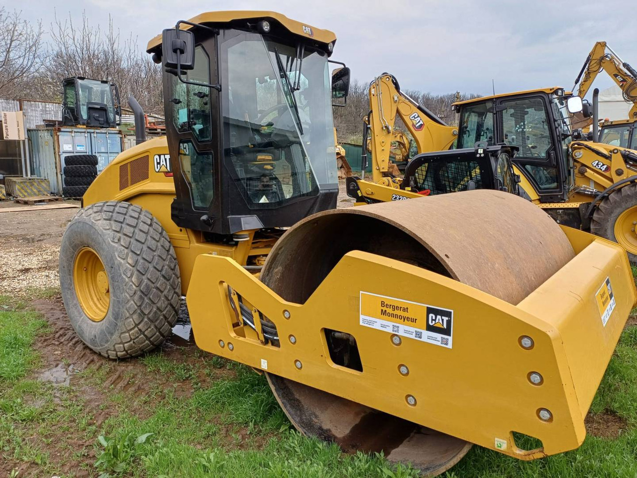 CAT CS12GC - Talajtömörítő: 2 kép. CAT CS12GC - Talajtömörítő: 2 kép.