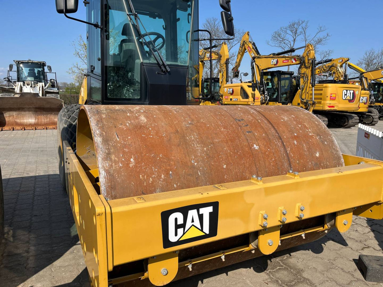 CAT CS56B - Talajtömörítő: 2 kép. CAT CS56B - Talajtömörítő: 2 kép.