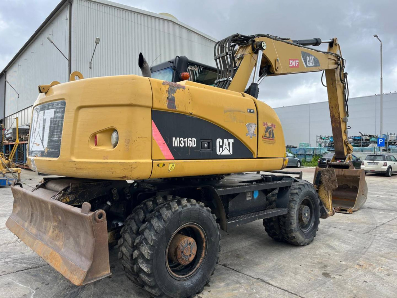 CAT M316D - Gumikerekes kotró: 3 kép. CAT M316D - Gumikerekes kotró: 3 kép.