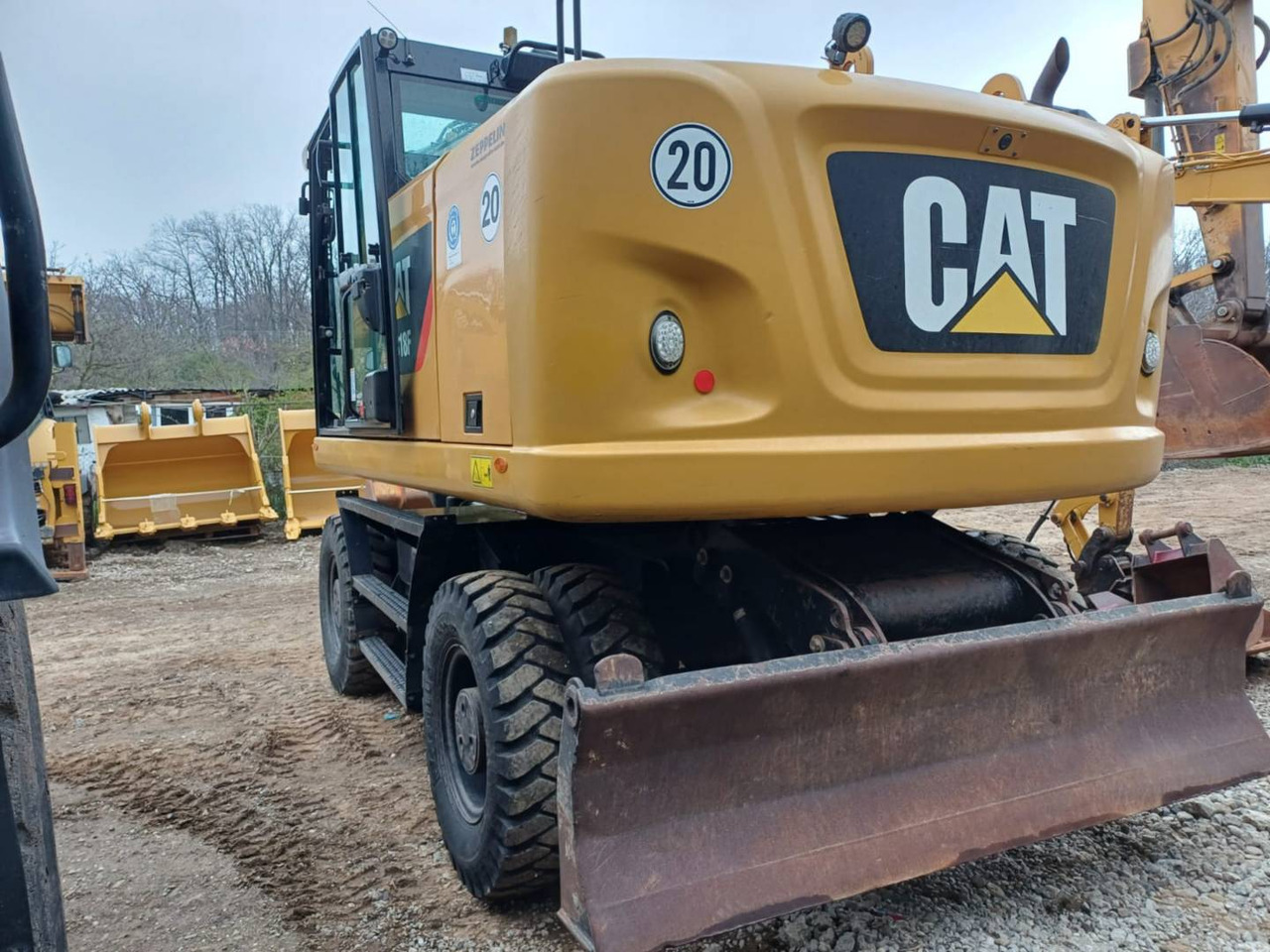 CAT M318F - Gumikerekes kotró: 4 kép. CAT M318F - Gumikerekes kotró: 4 kép.