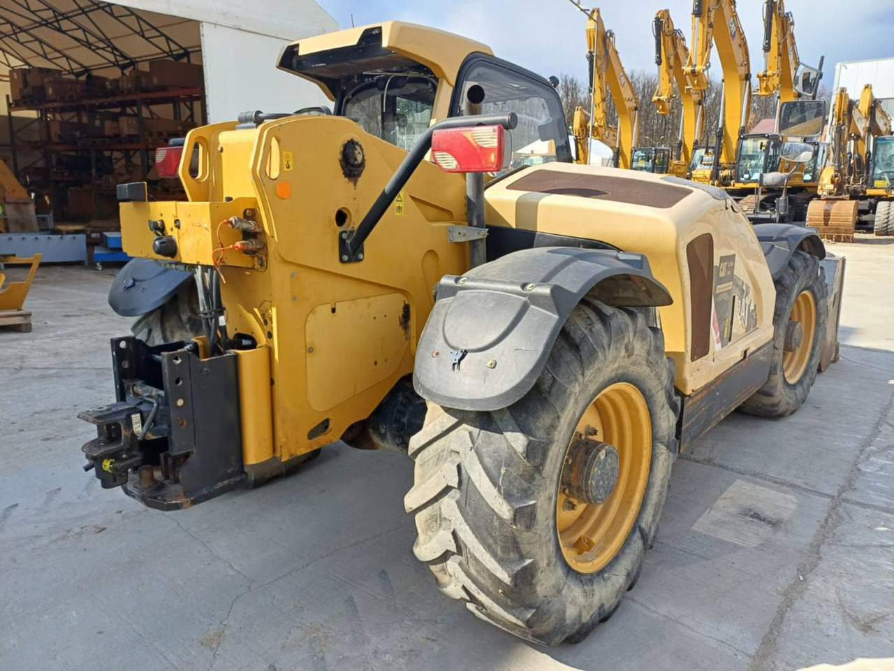 CAT TH407C - Teleszkópos rakodó: 4 kép. CAT TH407C - Teleszkópos rakodó: 4 kép.