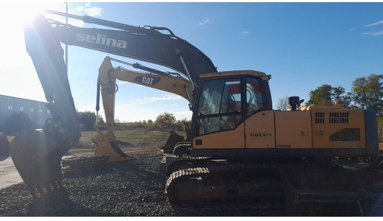 VOLVO EC210CN - Lánctalpas kotró: 4 kép. VOLVO EC210CN - Lánctalpas kotró: 4 kép.