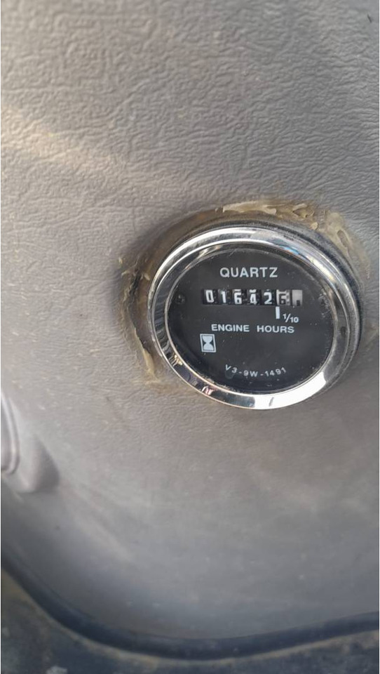 VOLVO EC210CN - Lánctalpas kotró: 5 kép. VOLVO EC210CN - Lánctalpas kotró: 5 kép.