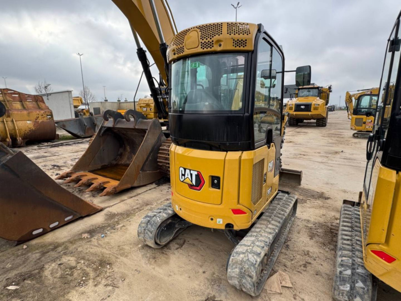CAT 302CR - Lánctalpas kotró: 3 kép. CAT 302CR - Lánctalpas kotró: 3 kép.