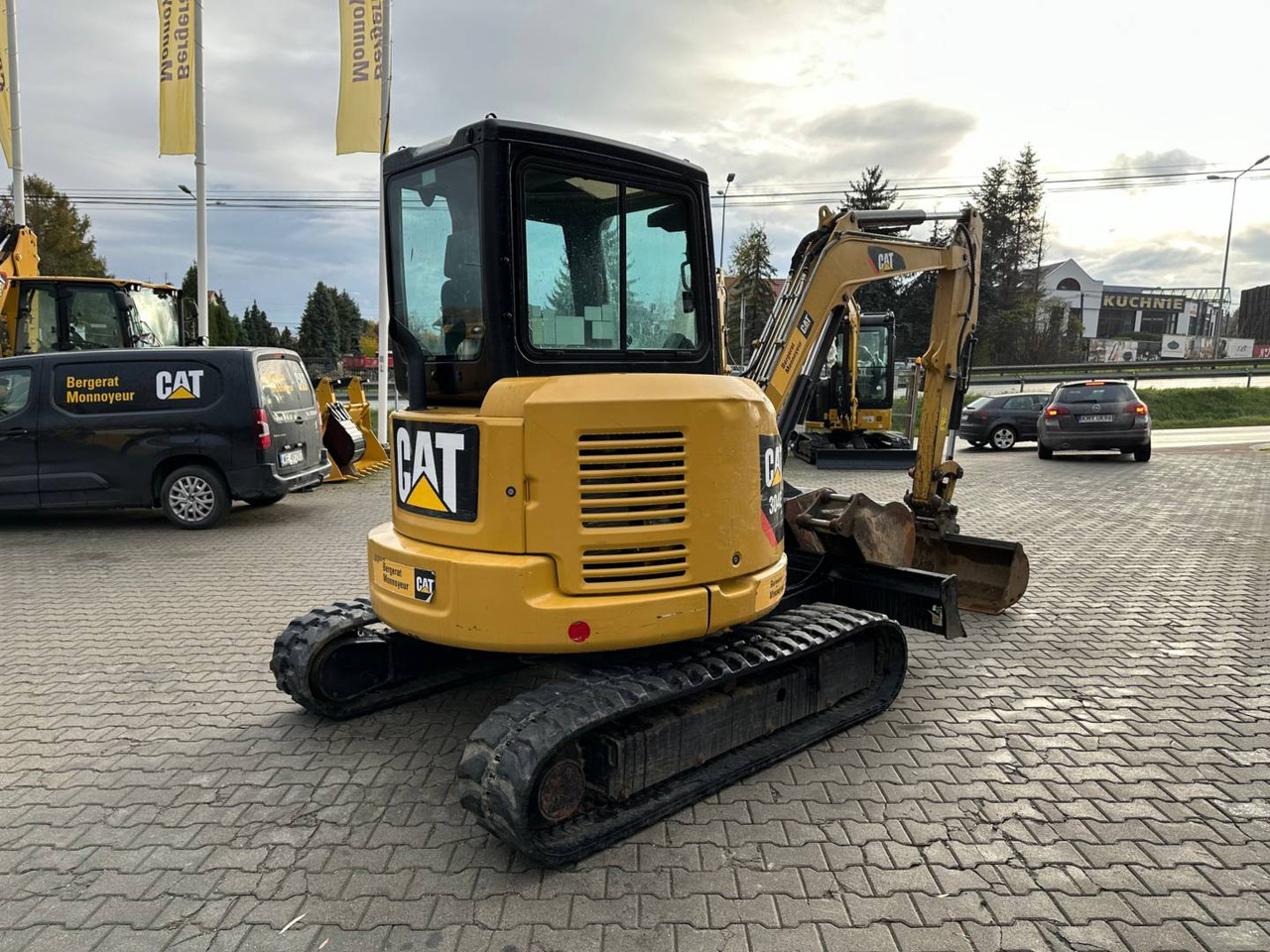 CAT 304E2CR - Lánctalpas kotró: 3 kép. CAT 304E2CR - Lánctalpas kotró: 3 kép.