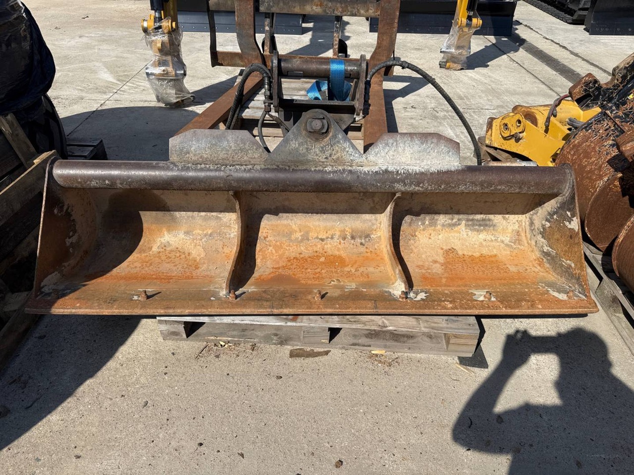 Lánctalpas kotró CAT 308CR: 25 kép. Lánctalpas kotró CAT 308CR: 25 kép.