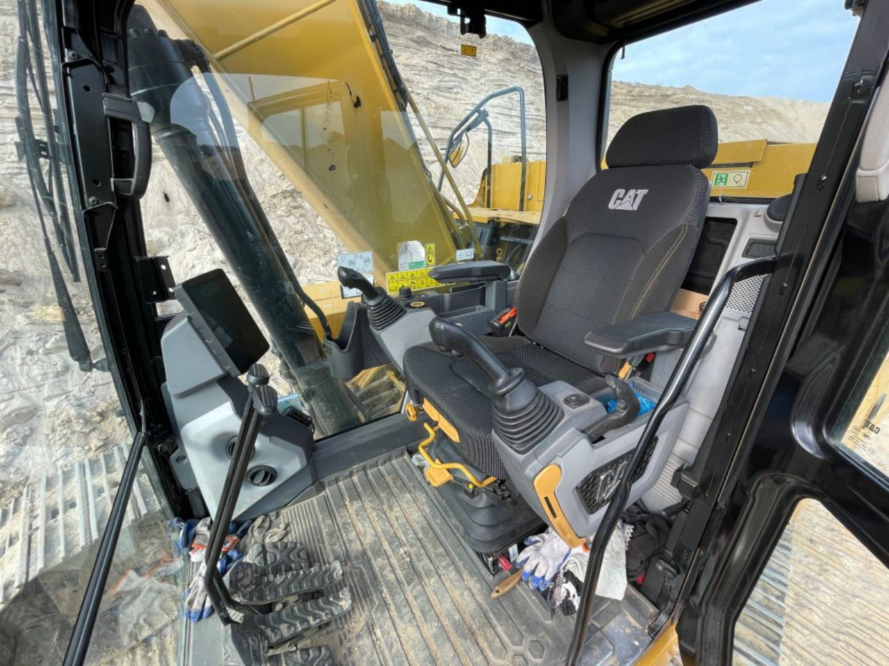 CAT 320 - Lánctalpas kotró: 5 kép. CAT 320 - Lánctalpas kotró: 5 kép.