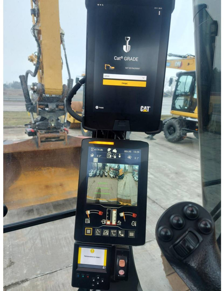 CAT 323 - Lánctalpas kotró: 5 kép. CAT 323 - Lánctalpas kotró: 5 kép.