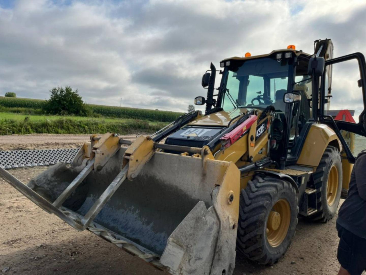 CAT 432F2 - Kotrórakodó: 1 kép. CAT 432F2 - Kotrórakodó: 1 kép.