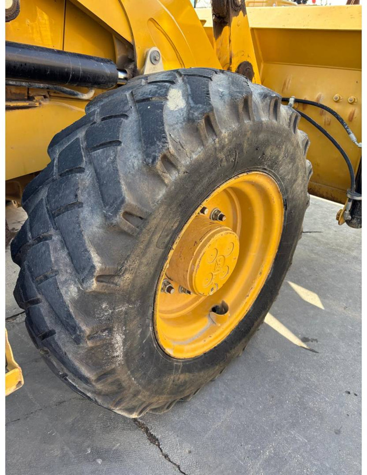 Kotrórakodó CAT 432F2: 12 kép. Kotrórakodó CAT 432F2: 12 kép.