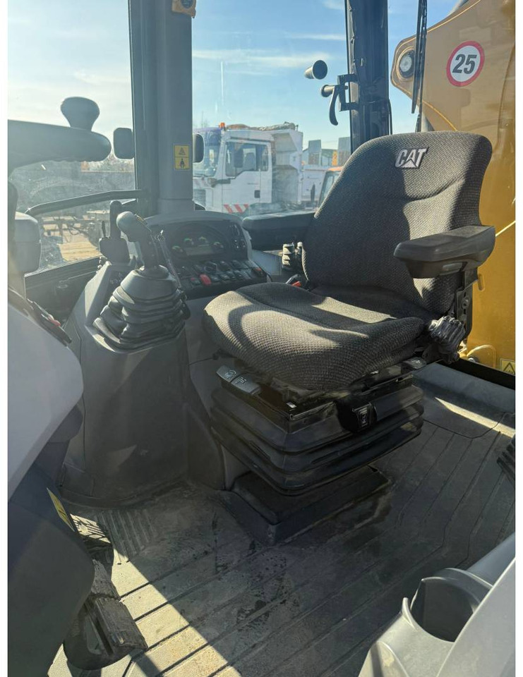 CAT 432F2 - Kotrórakodó: 5 kép. CAT 432F2 - Kotrórakodó: 5 kép.