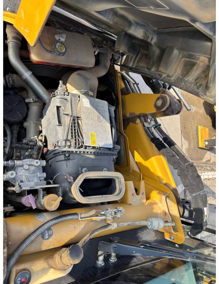 Kotrórakodó CAT 432F2: 7 kép. Kotrórakodó CAT 432F2: 7 kép.