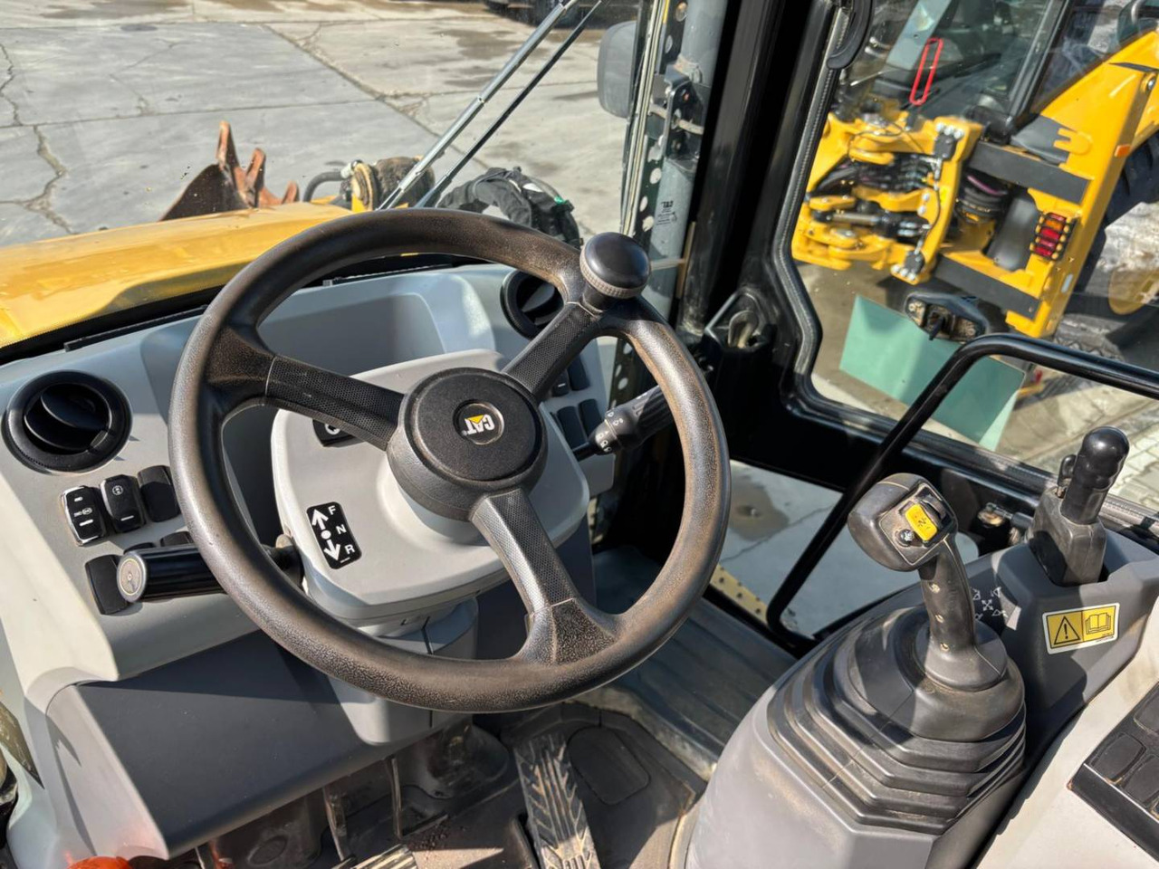 Kotrórakodó CAT 432F2: 24 kép. Kotrórakodó CAT 432F2: 24 kép.