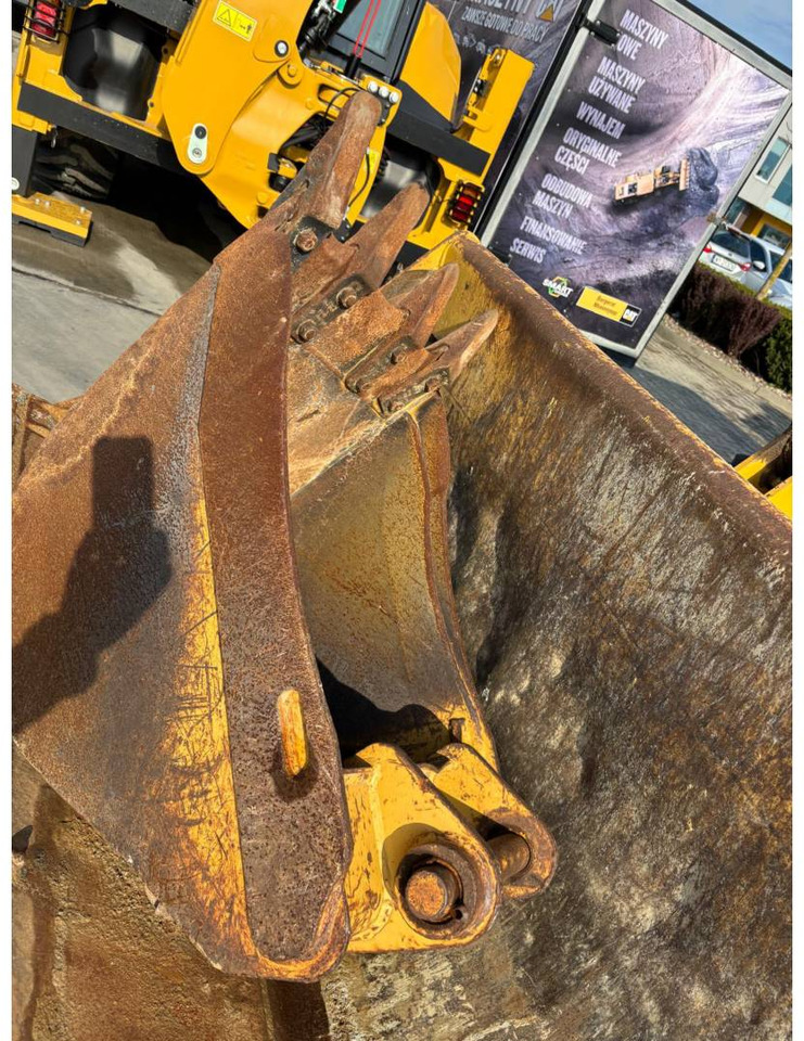 Kotrórakodó CAT 432F2: 13 kép. Kotrórakodó CAT 432F2: 13 kép.