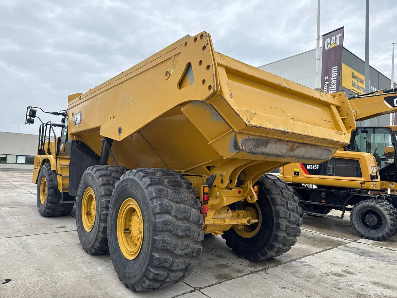 CAT 730 - Csuklós dömper: 4 kép. CAT 730 - Csuklós dömper: 4 kép.