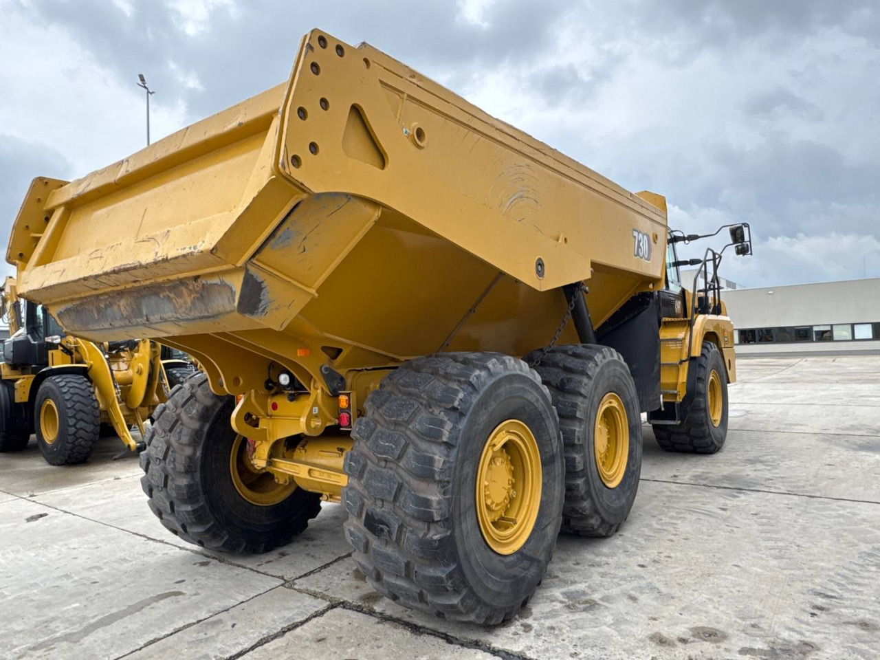 CAT 730 - Csuklós dömper: 3 kép. CAT 730 - Csuklós dömper: 3 kép.