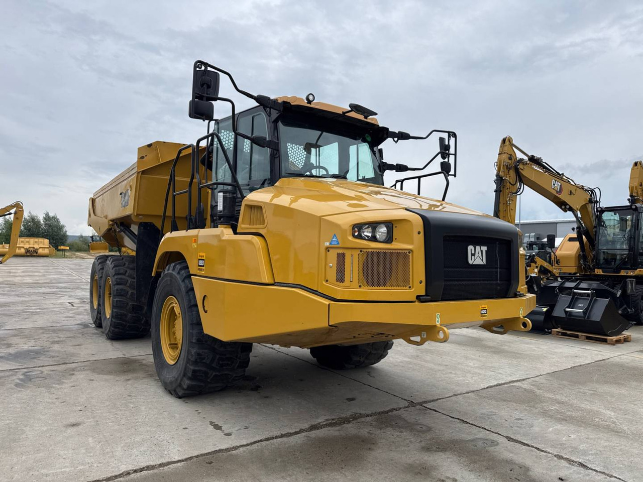 CAT 730 - Csuklós dömper: 2 kép. CAT 730 - Csuklós dömper: 2 kép.