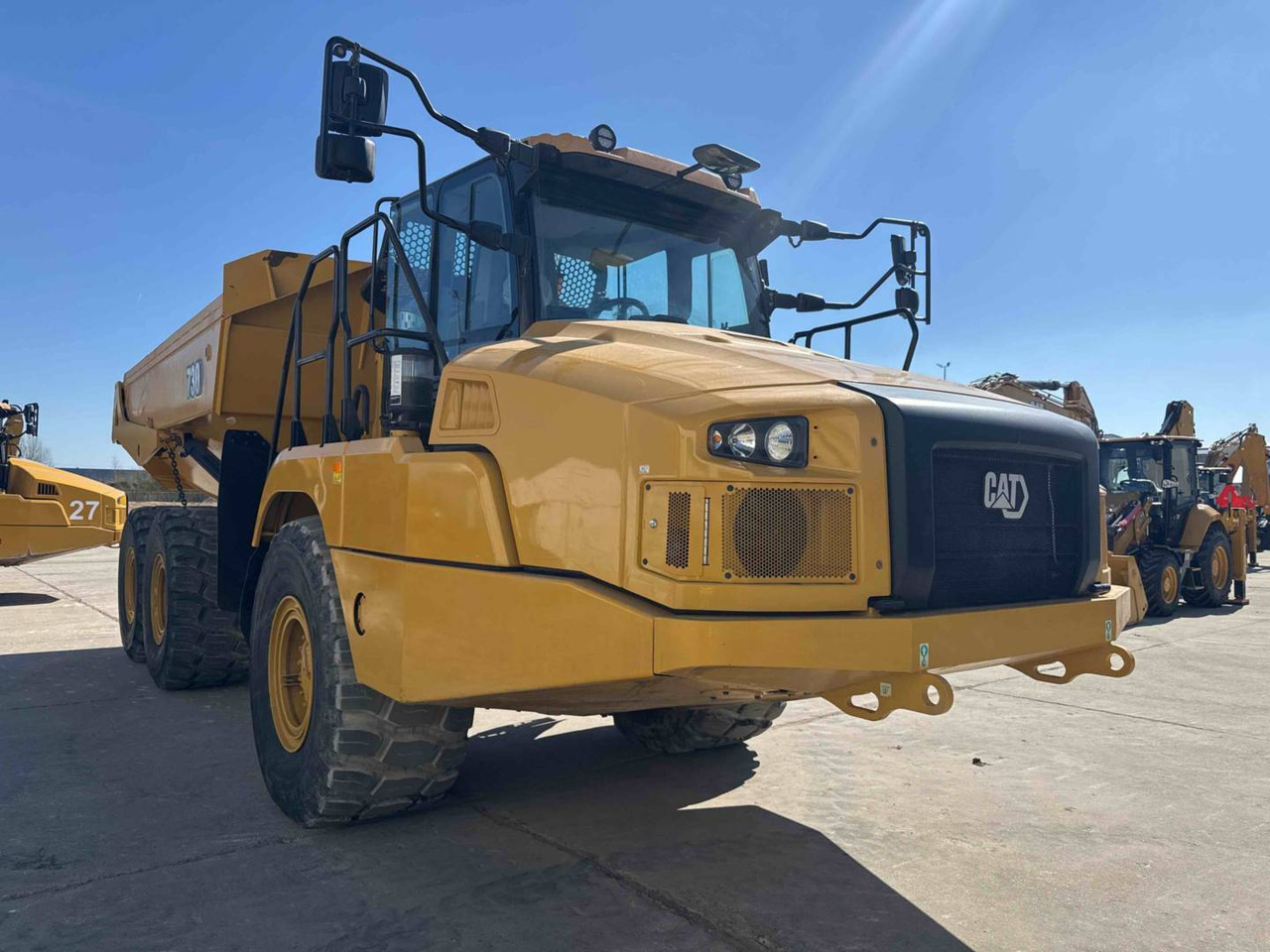 CAT 730 - Csuklós dömper: 2 kép. CAT 730 - Csuklós dömper: 2 kép.