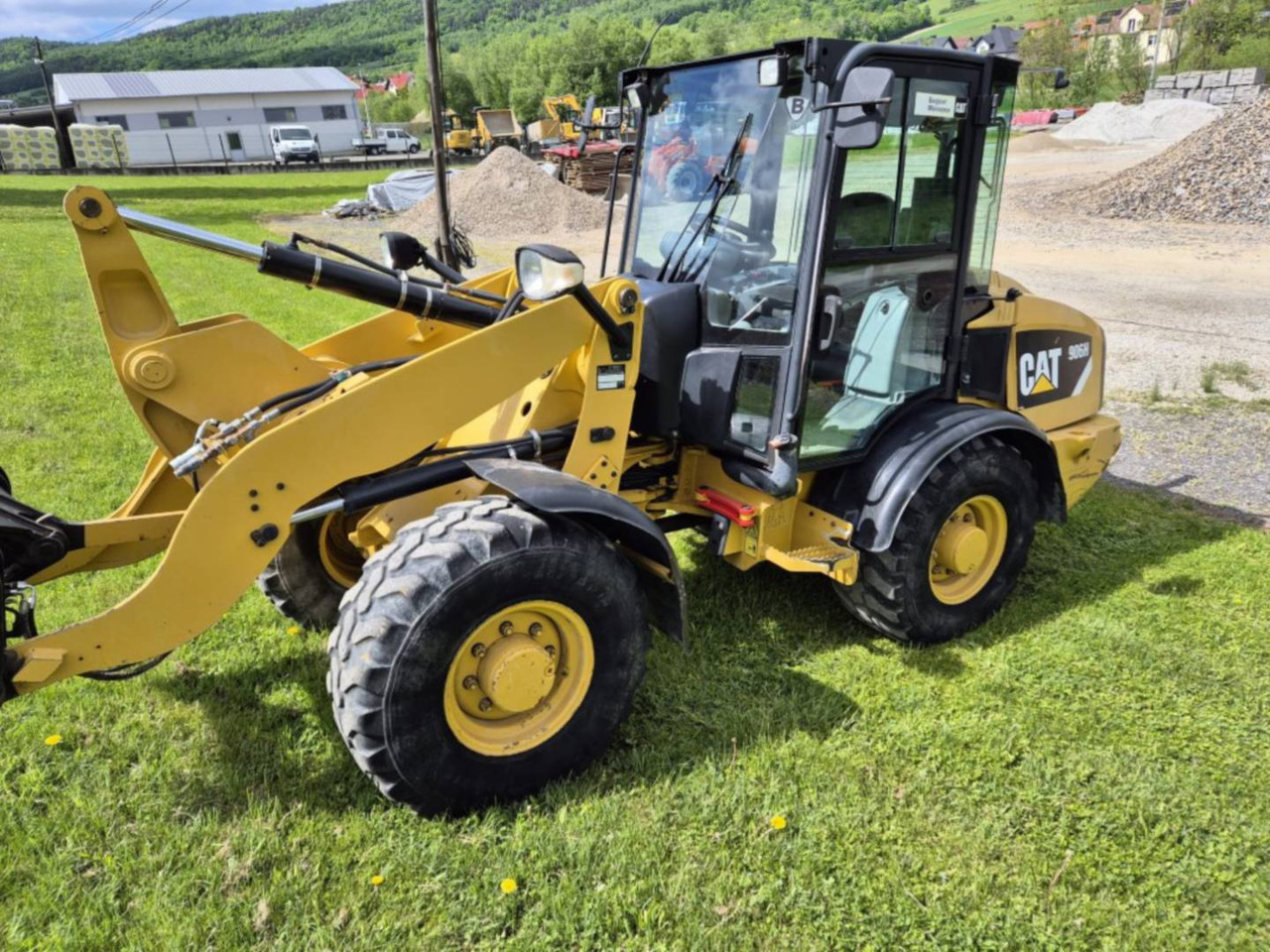 CAT 906H - Gumikerekes homlokrakodó: 1 kép. CAT 906H - Gumikerekes homlokrakodó: 1 kép.