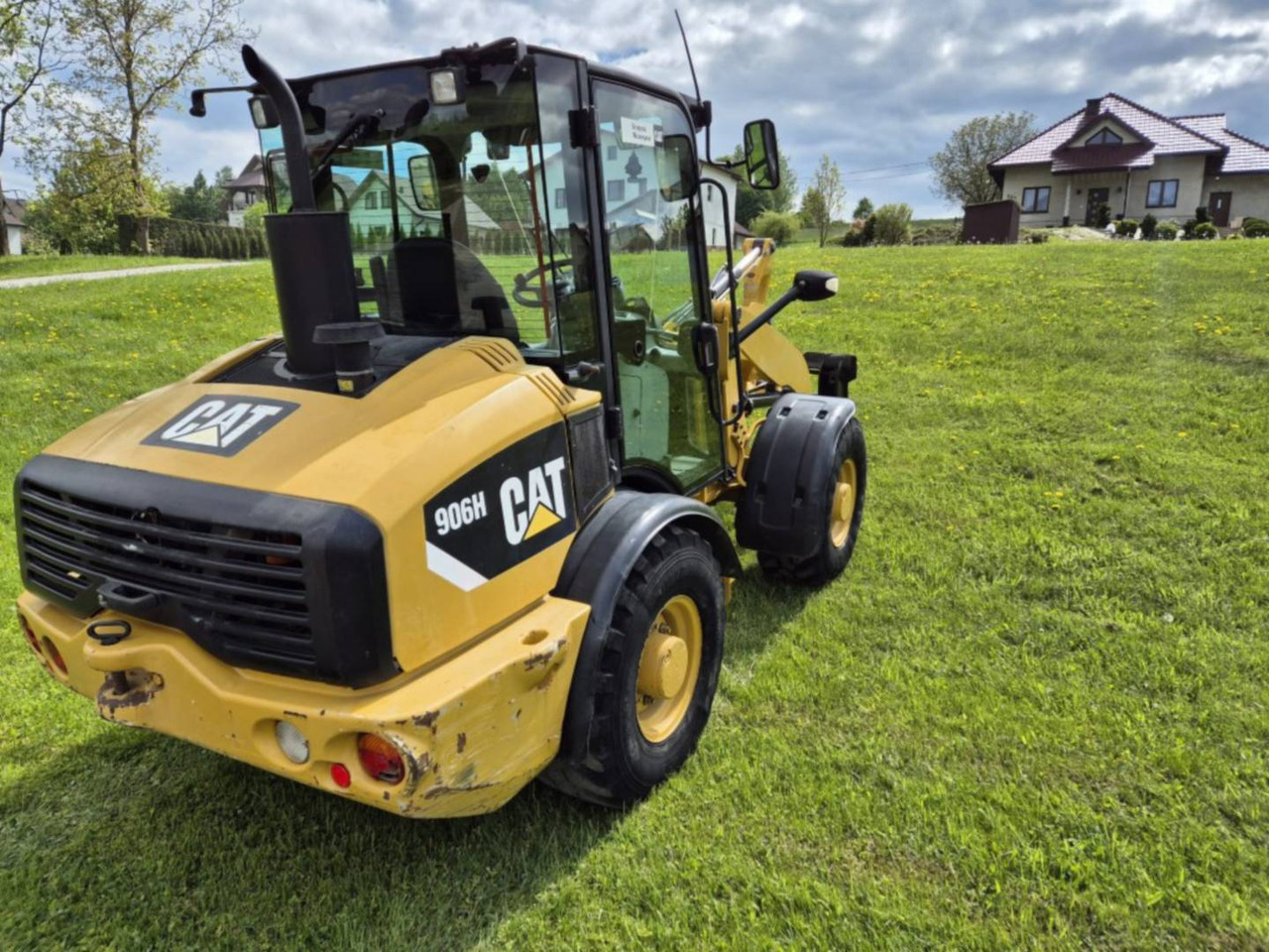 Gumikerekes homlokrakodó CAT 906H: 22 kép.