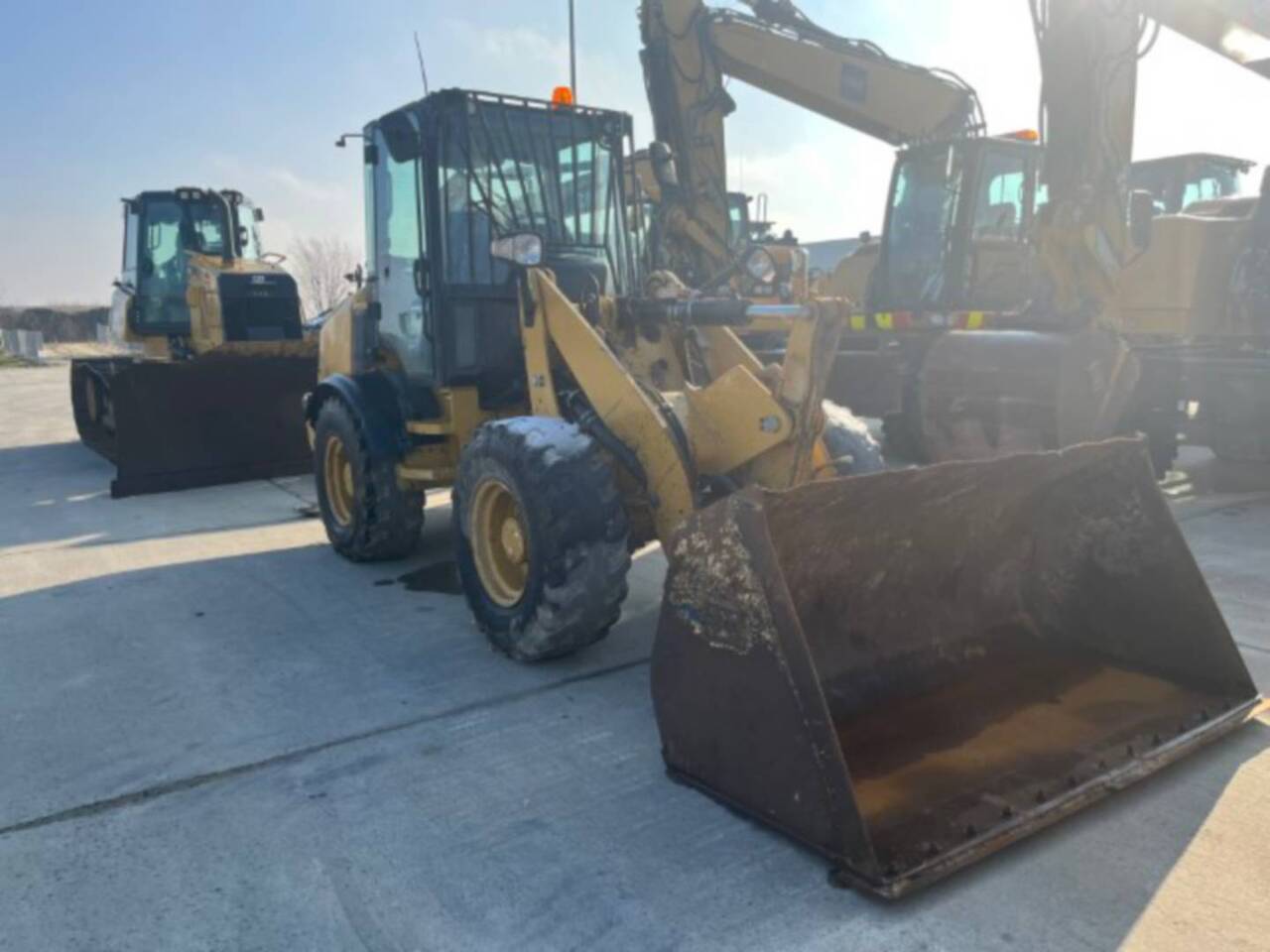 CAT 908M - Gumikerekes homlokrakodó: 2 kép. CAT 908M - Gumikerekes homlokrakodó: 2 kép.