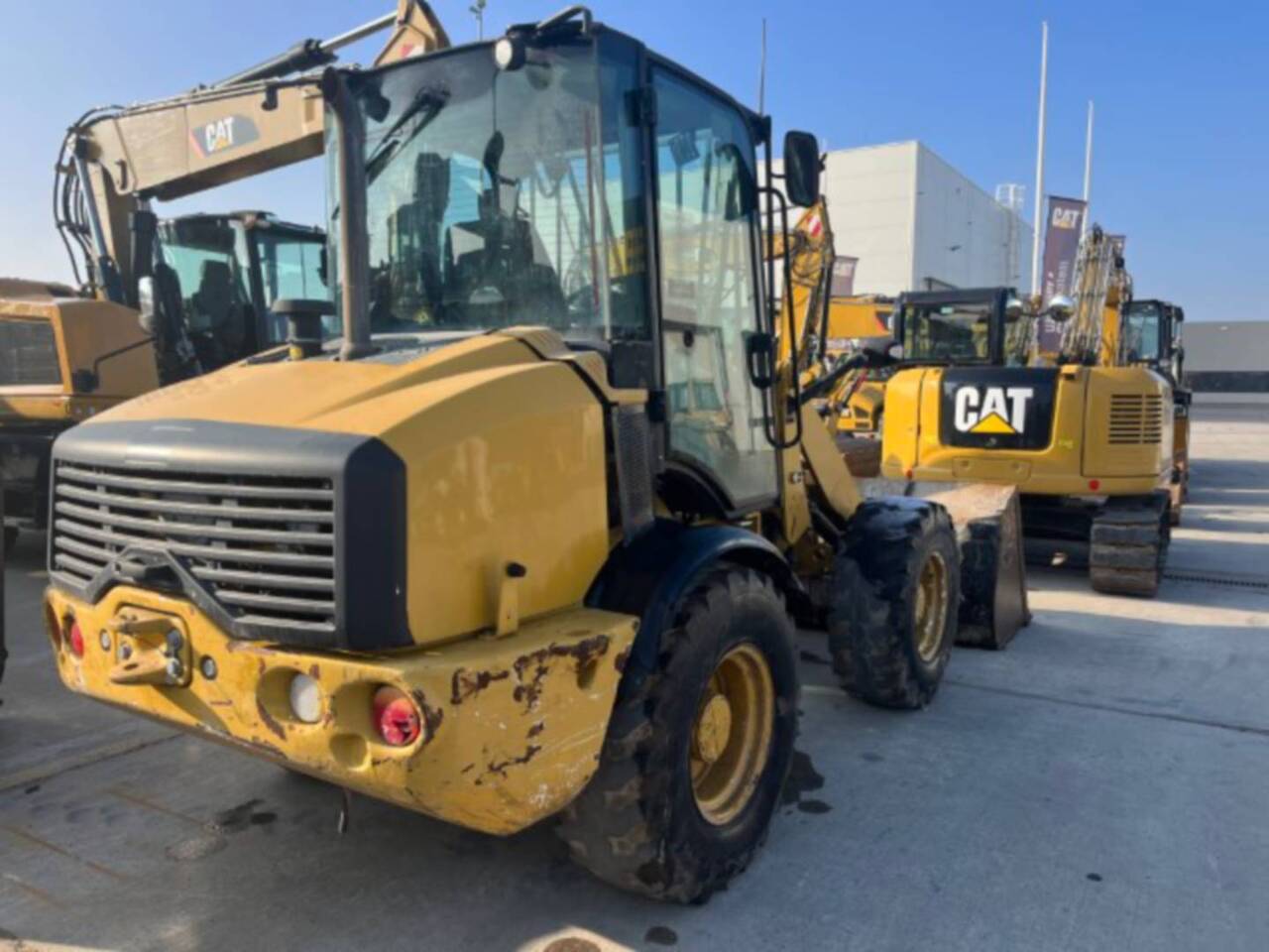 CAT 908M - Gumikerekes homlokrakodó: 3 kép. CAT 908M - Gumikerekes homlokrakodó: 3 kép.