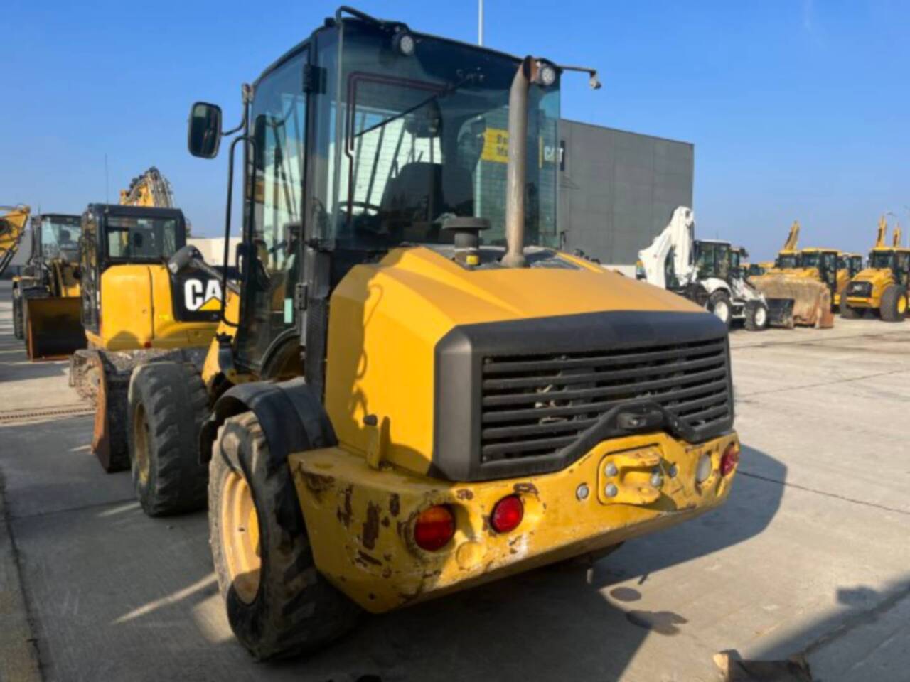 CAT 908M - Gumikerekes homlokrakodó: 4 kép. CAT 908M - Gumikerekes homlokrakodó: 4 kép.