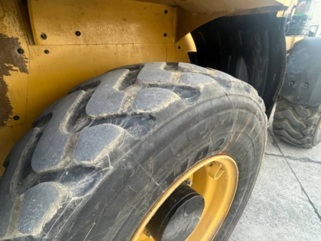 Gumikerekes homlokrakodó CAT 914K: 17 kép.