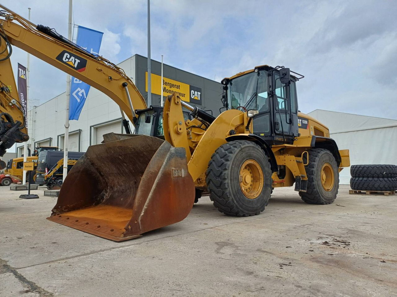 CAT 938M - Gumikerekes homlokrakodó: 1 kép. CAT 938M - Gumikerekes homlokrakodó: 1 kép.