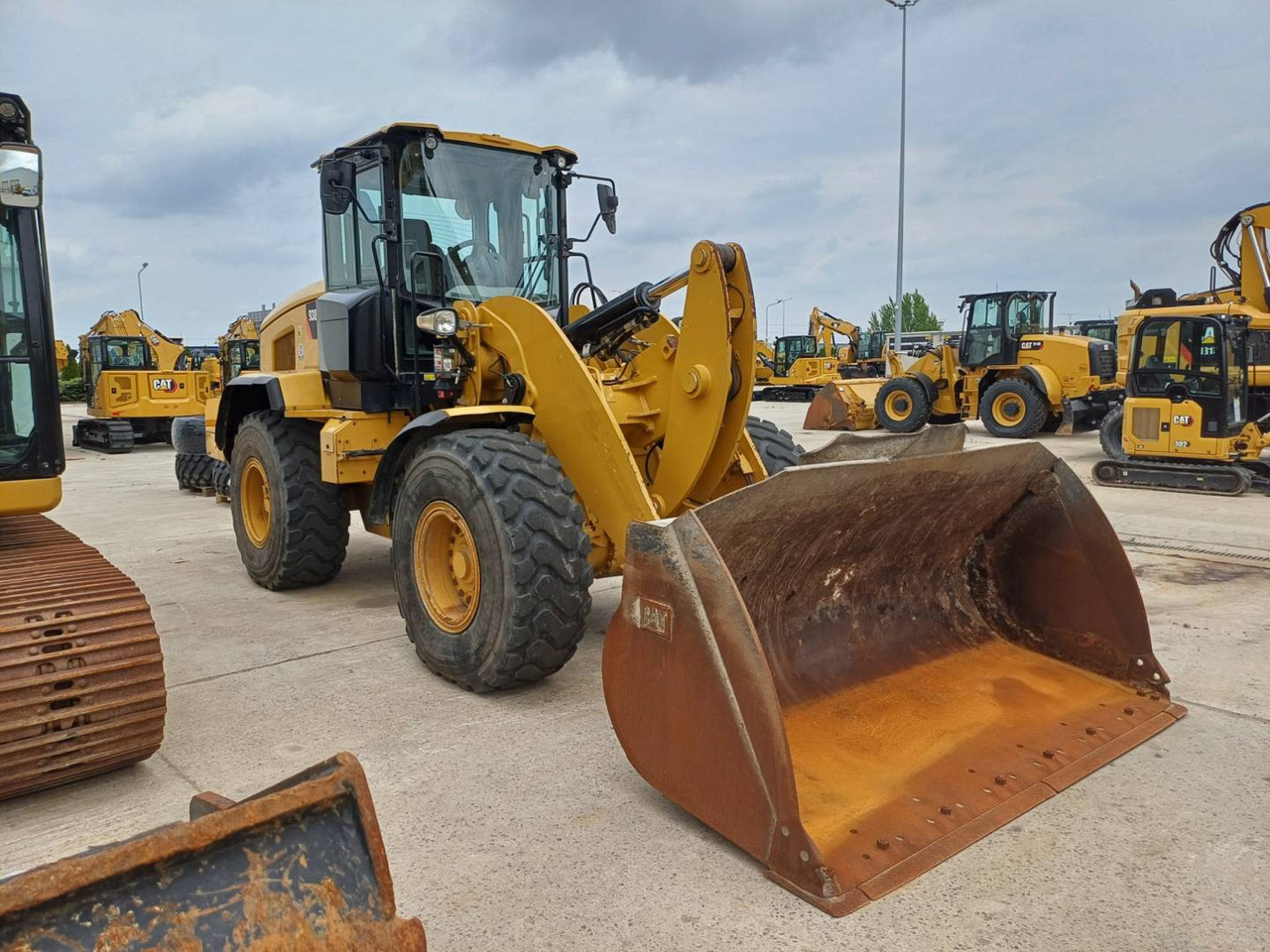 CAT 938M - Gumikerekes homlokrakodó: 2 kép. CAT 938M - Gumikerekes homlokrakodó: 2 kép.