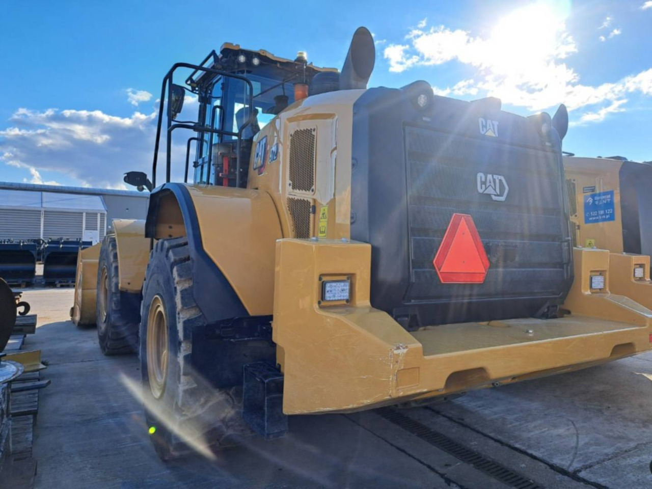 CAT 972 - Gumikerekes homlokrakodó: 4 kép. CAT 972 - Gumikerekes homlokrakodó: 4 kép.