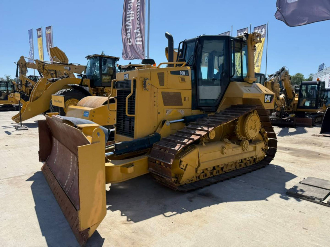 CAT D6NXL - Buldózer: 1 kép. CAT D6NXL - Buldózer: 1 kép.