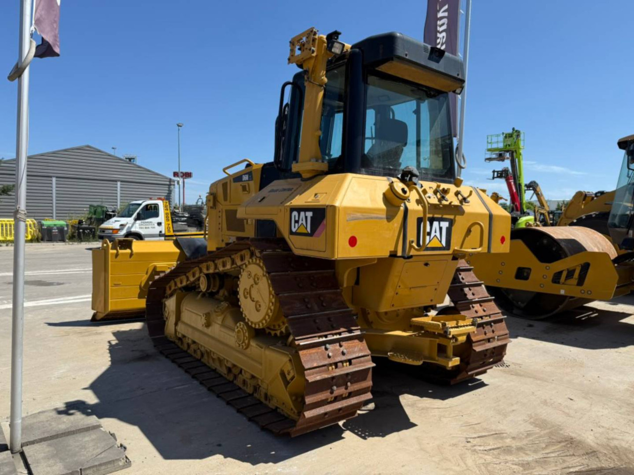 CAT D6NXL - Buldózer: 4 kép. CAT D6NXL - Buldózer: 4 kép.
